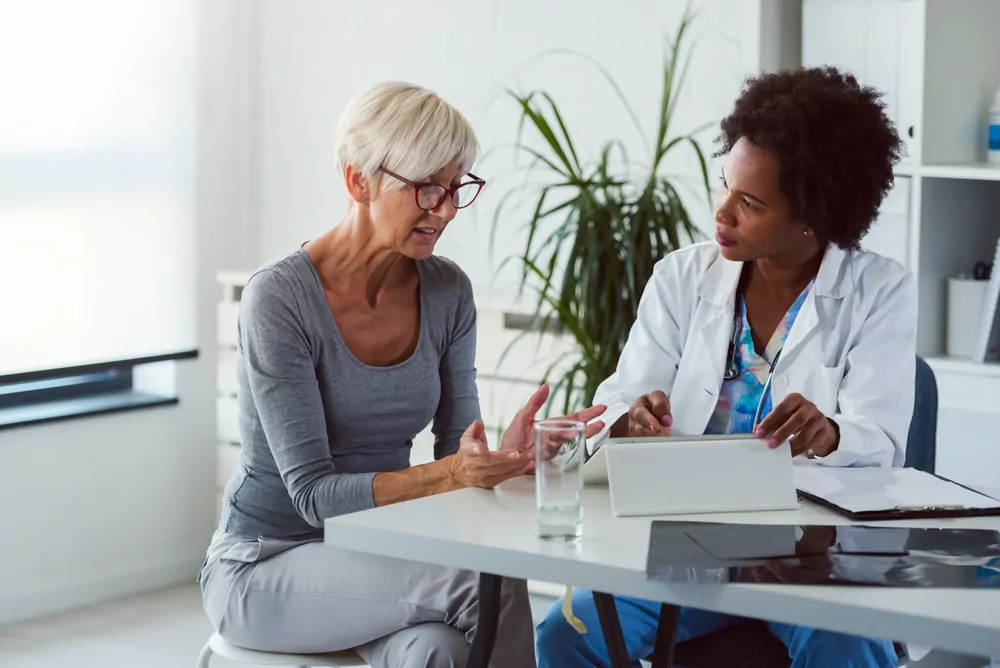 paciente insatisfeita conversando com a médica